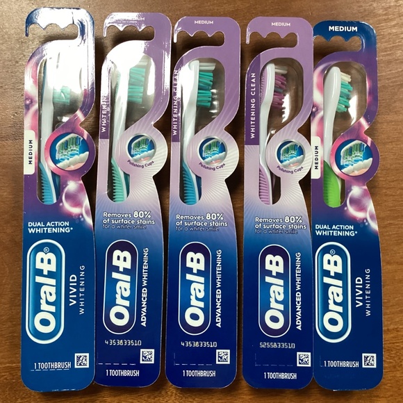 Oral B Medium Advanced Whitening Manual Toothbrush Bundle NEW - Picture 4 of 10